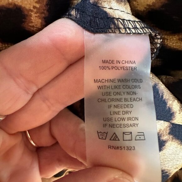 Vince Camuto Blouse Leopard Print Long Sleeve Keyhole Neck Career Mob Wife M - Picture 8 of 8